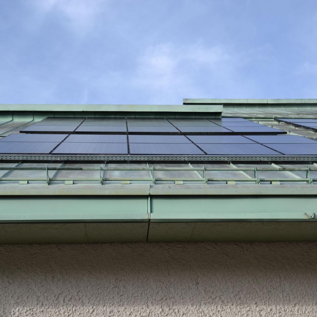 Solarpanele auf Kirchengebäude in Haar