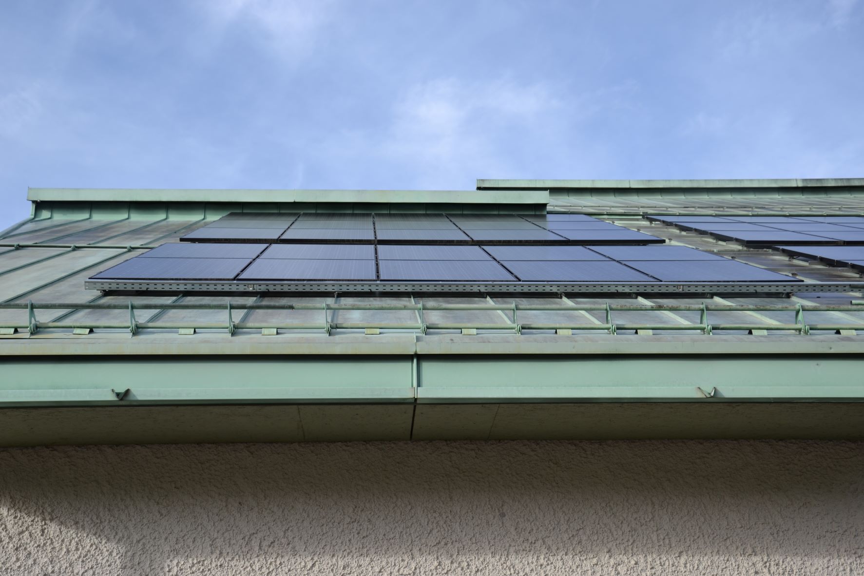Solarpanele auf Kirchengebäude in Haar