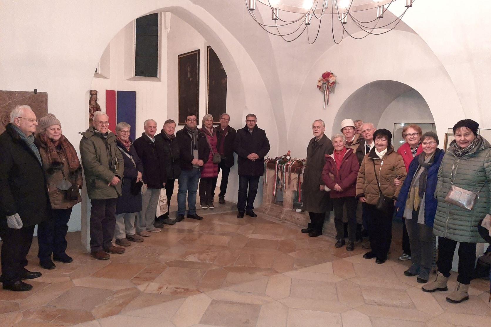 Teilnehmer des Adventswochenendes in der Niedernburger Klosterkirche