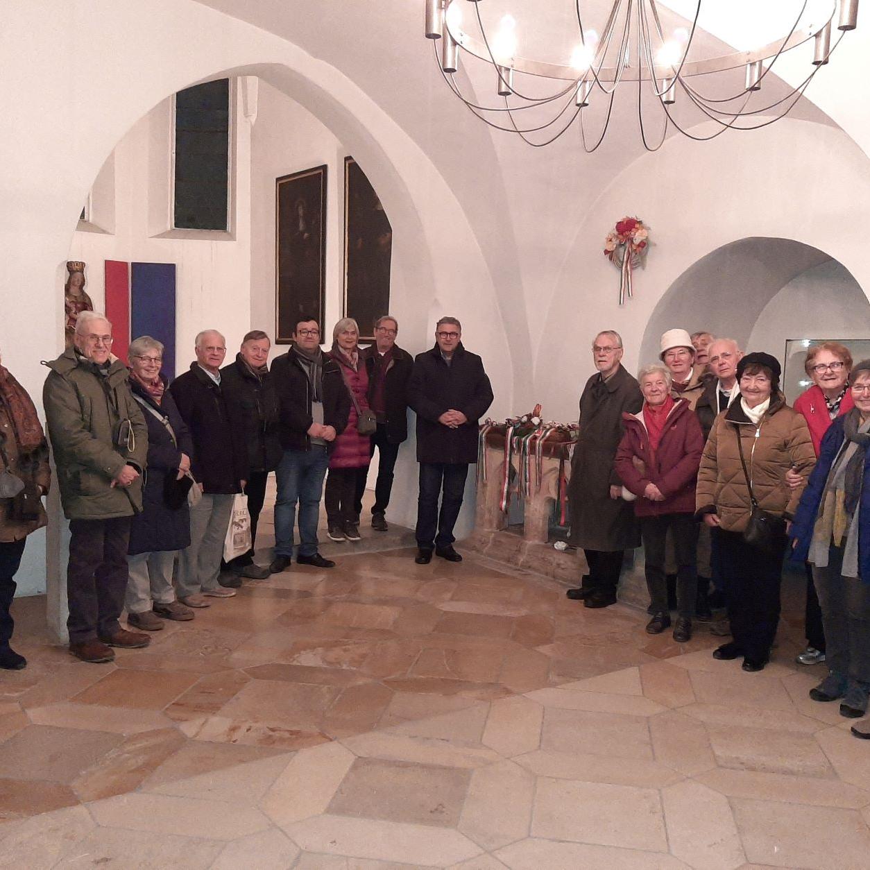 Teilnehmer des Adventswochenendes in der Niedernburger Klosterkirche