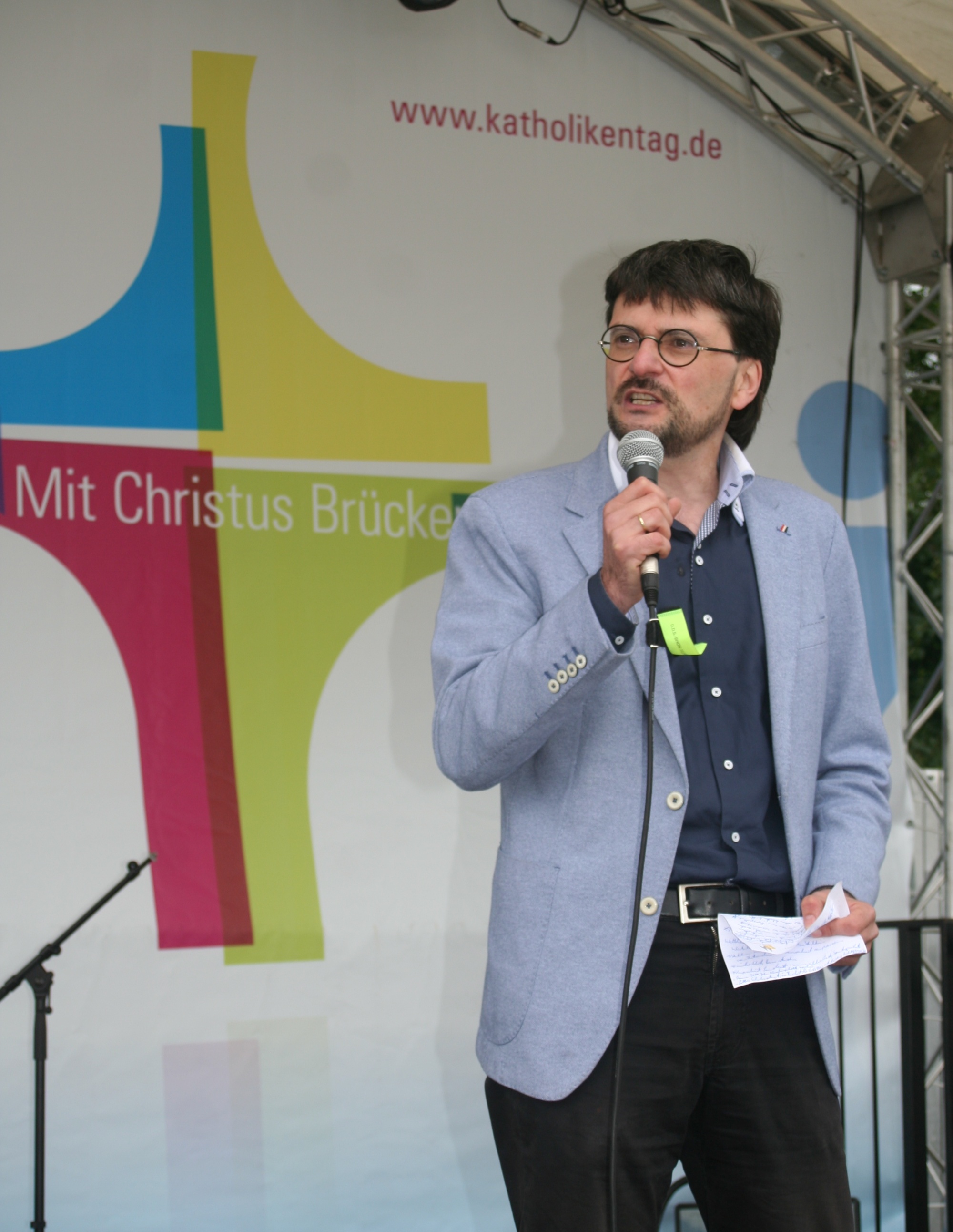 Händleer auf Aktiosnbühne des Katholikentags