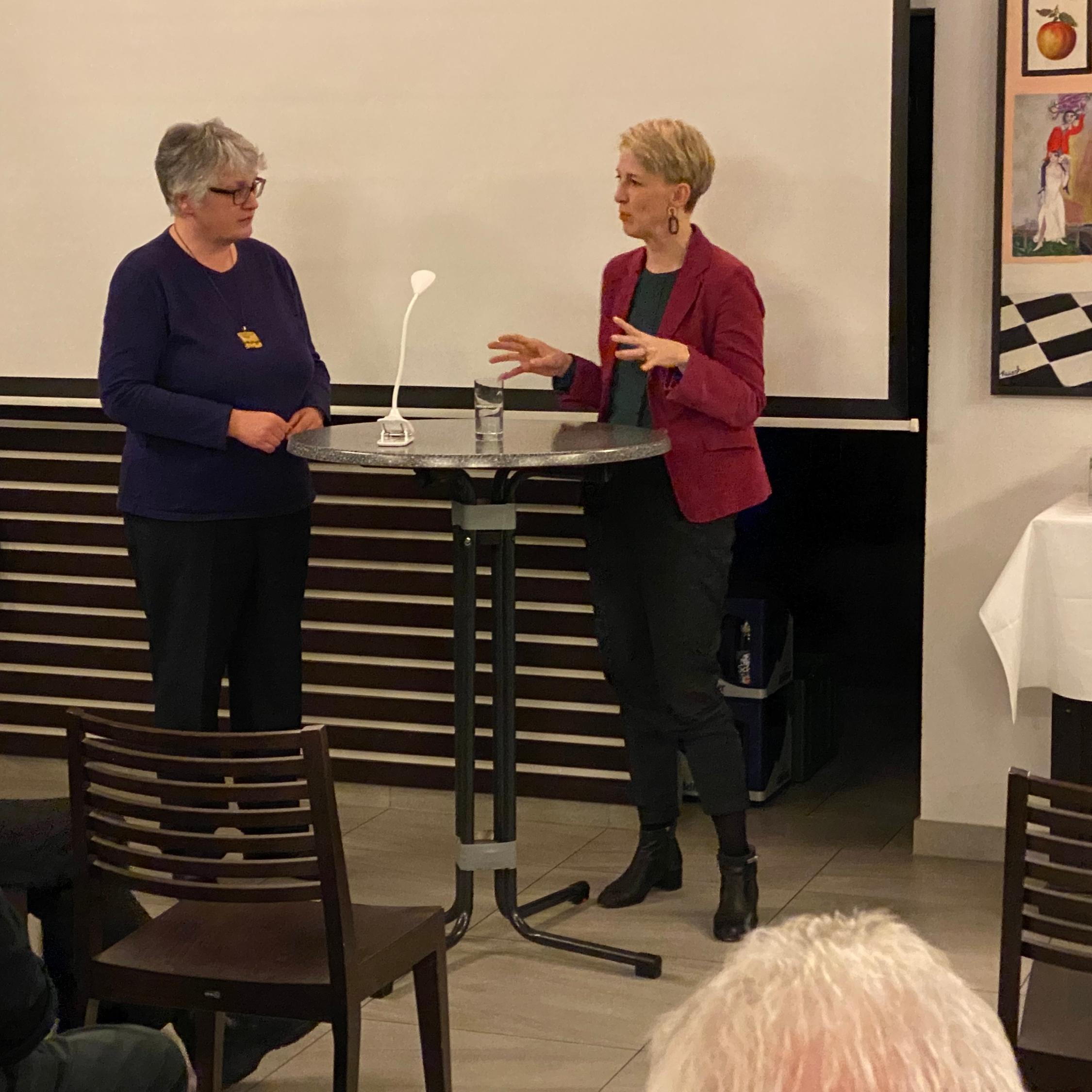 Gabriele Riffert interviewt Katrin Habenschaden im Hansa Haus.