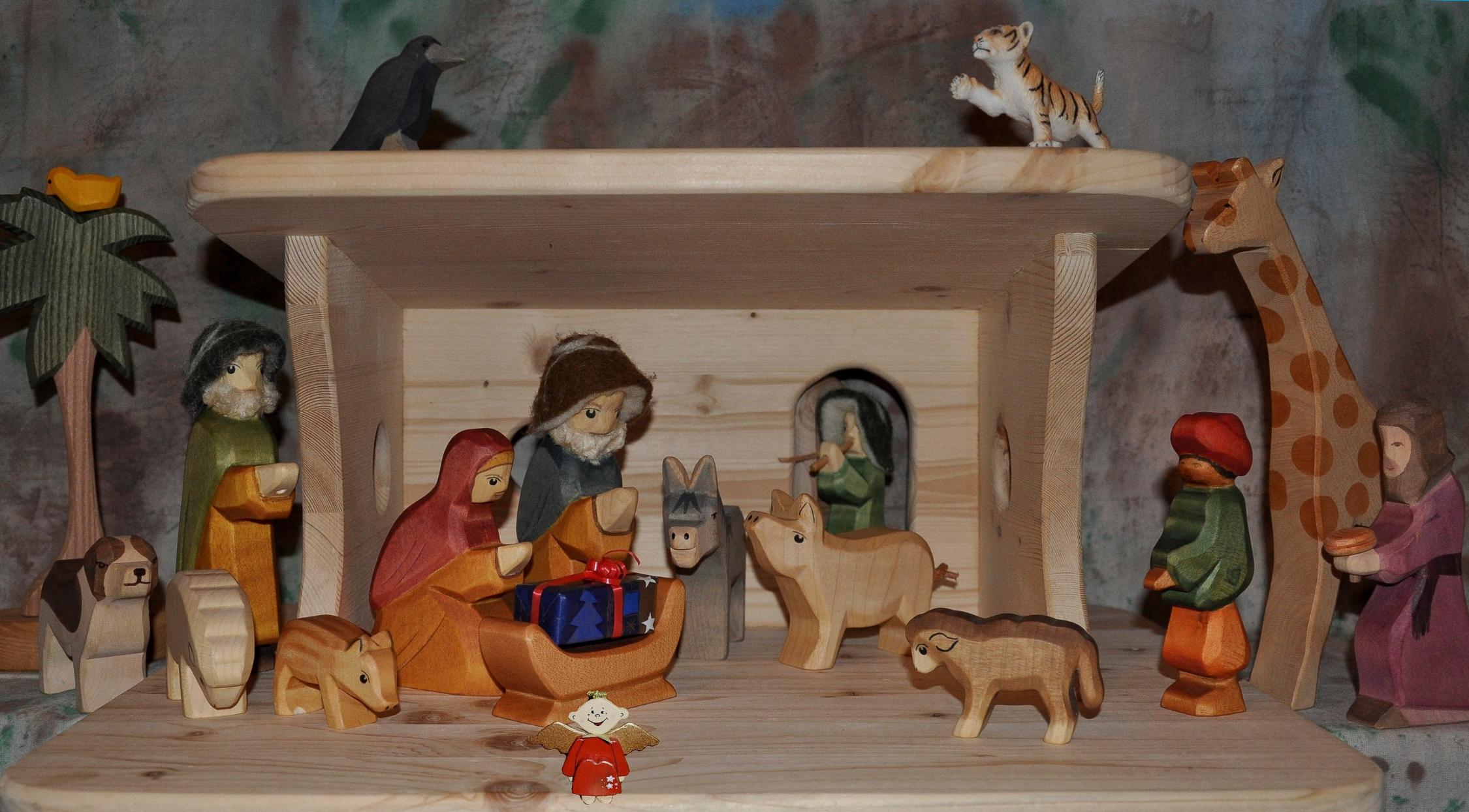 Krippe mit vielen Tierfiguren