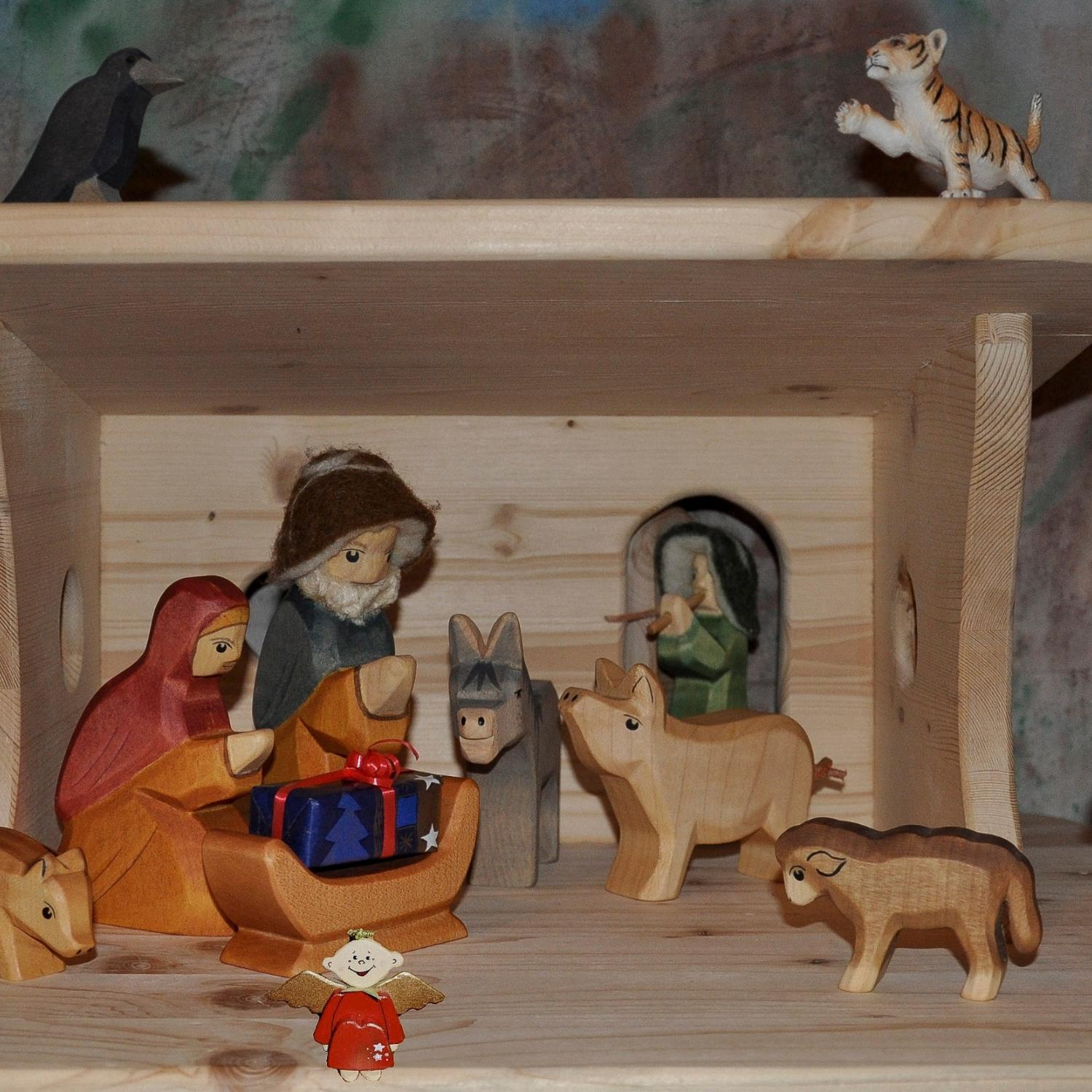 Krippe mit vielen Tierfiguren