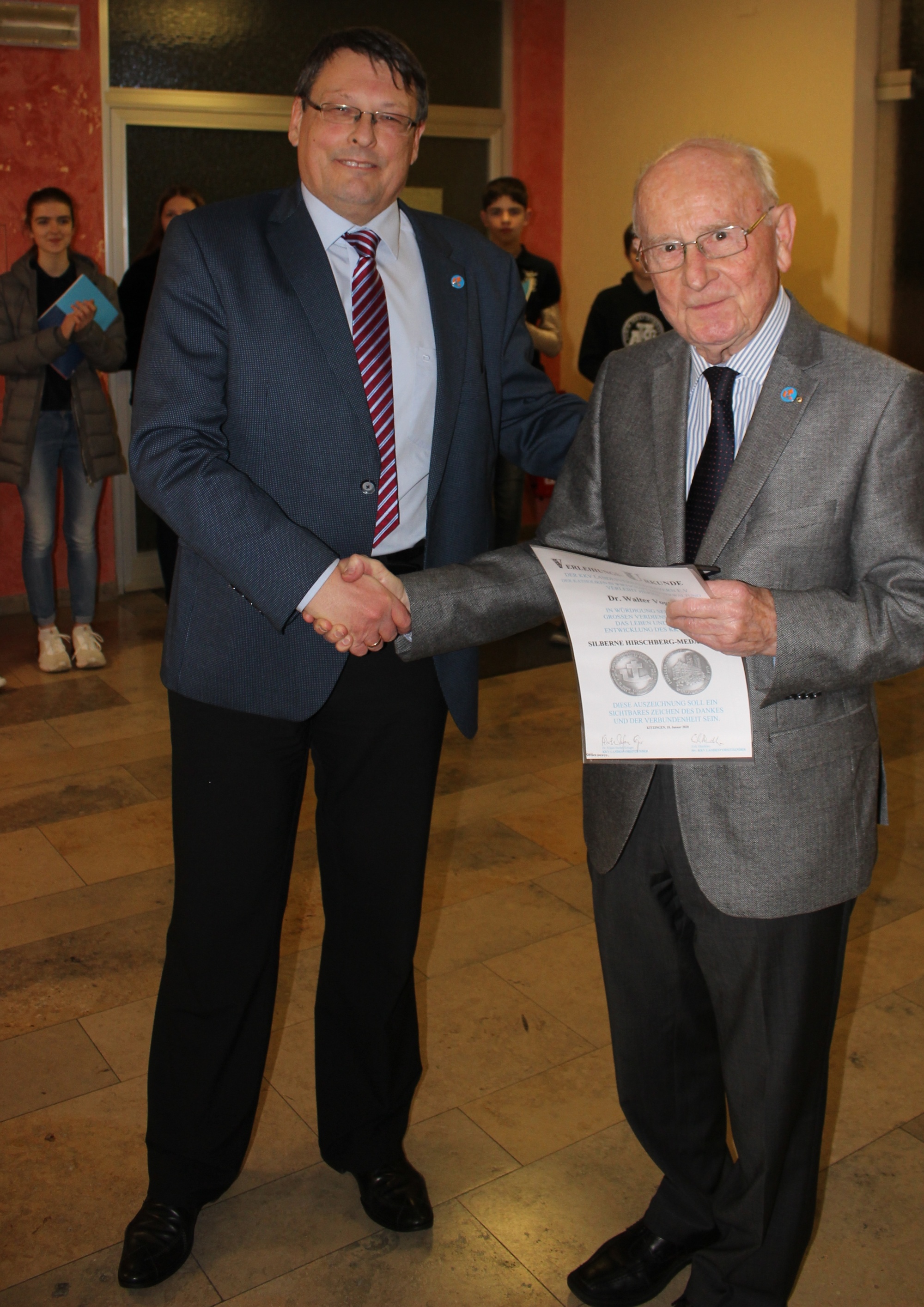 Dr. Walter Vogt mit Hirschberg-Medaille geehrt