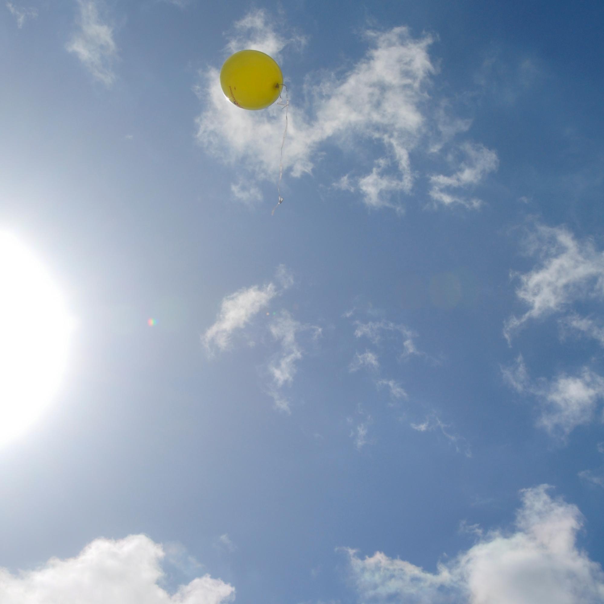 Luftballon auf dem Weg in den Himmel