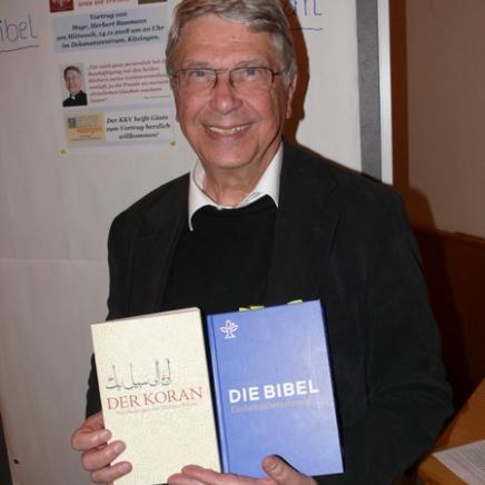 Msgr. Baumann mit Koran und Bibel