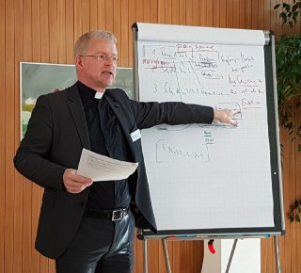 Prof. Schallenberg referiert im Workshop über das Finanzdokument des Vatikan