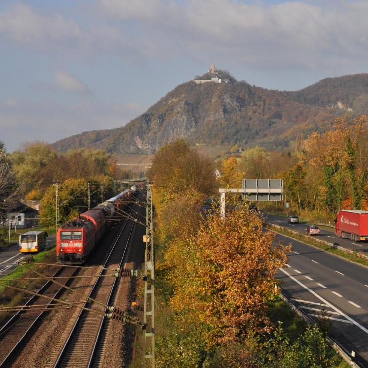 Schiene und Straße