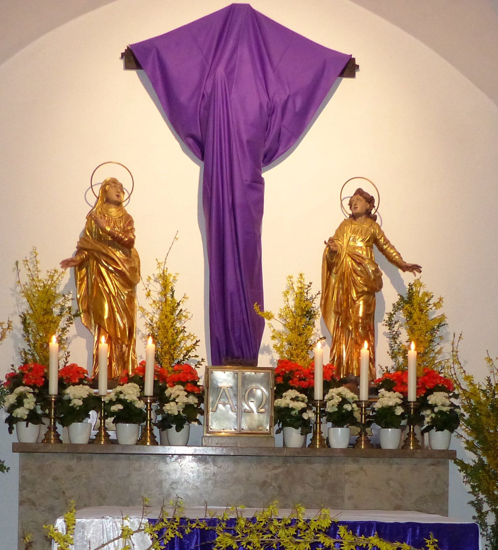 Verhülltes Kreuz in der Benediktinerabtei St. Ottilien