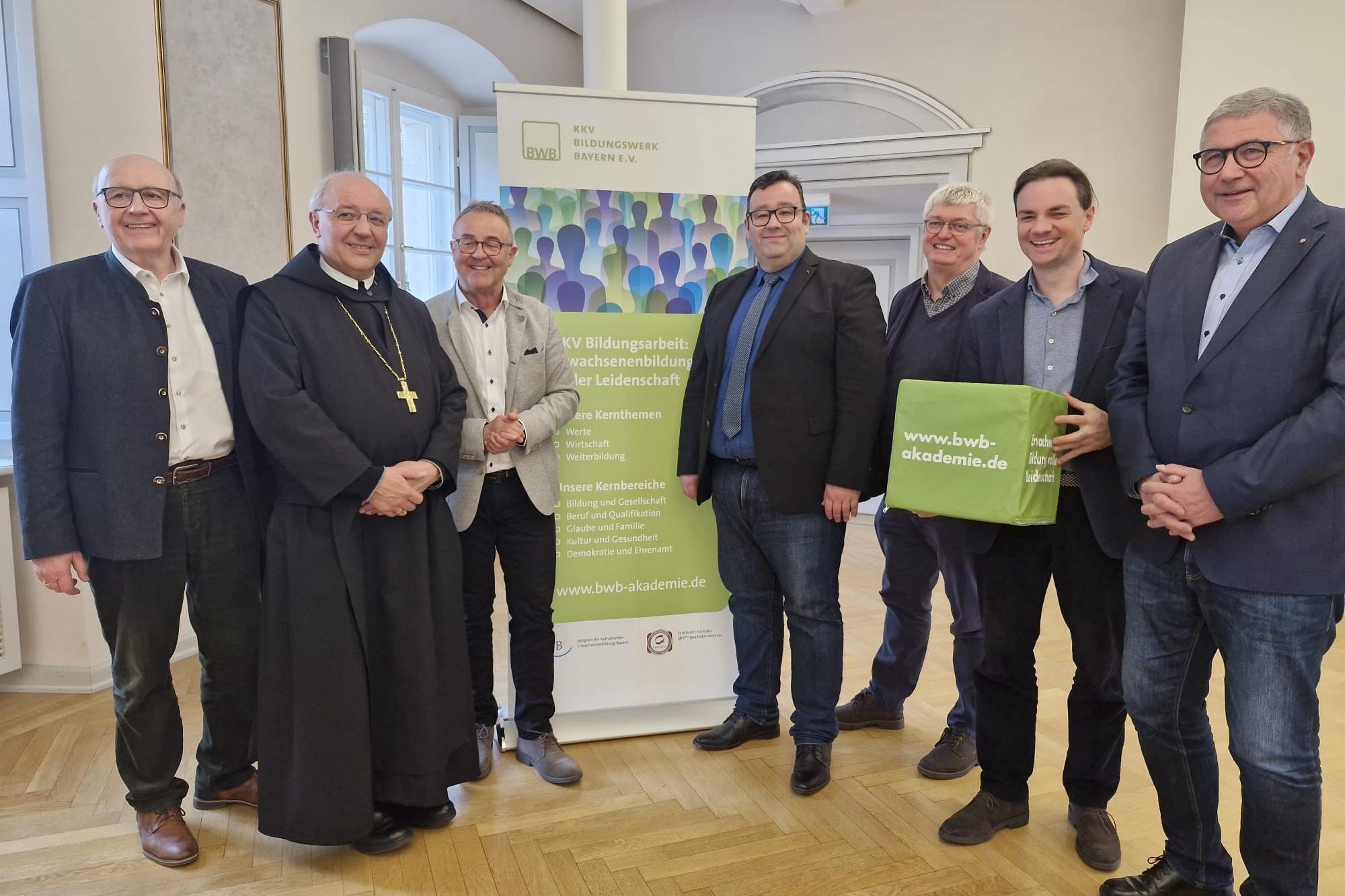 Die Weltenburger Gespräche versammelten renommierte Referenten aus zahlreichen kirchlichen Aktivitäten. Mit dabei auch Landrat Martin Neumeyer aus Kelheim (v.l.n.r.) zusammen mit Abt Thomas Freihart, OSB,  Wolfgang Duschl vom Caritasverband der Diözese Passau, Dr. Markus Eberhardt, Leiter der Gisela Schulen, Prof. Dr. Hans Mendl vom Lehrstuhl für Religionspädagogik an der Universität Passau, der Weltpräsident der Fremdenführer, Sebastian Frankenberger sowie KKV-Landesvorsitzender Prof. Georg Steiner