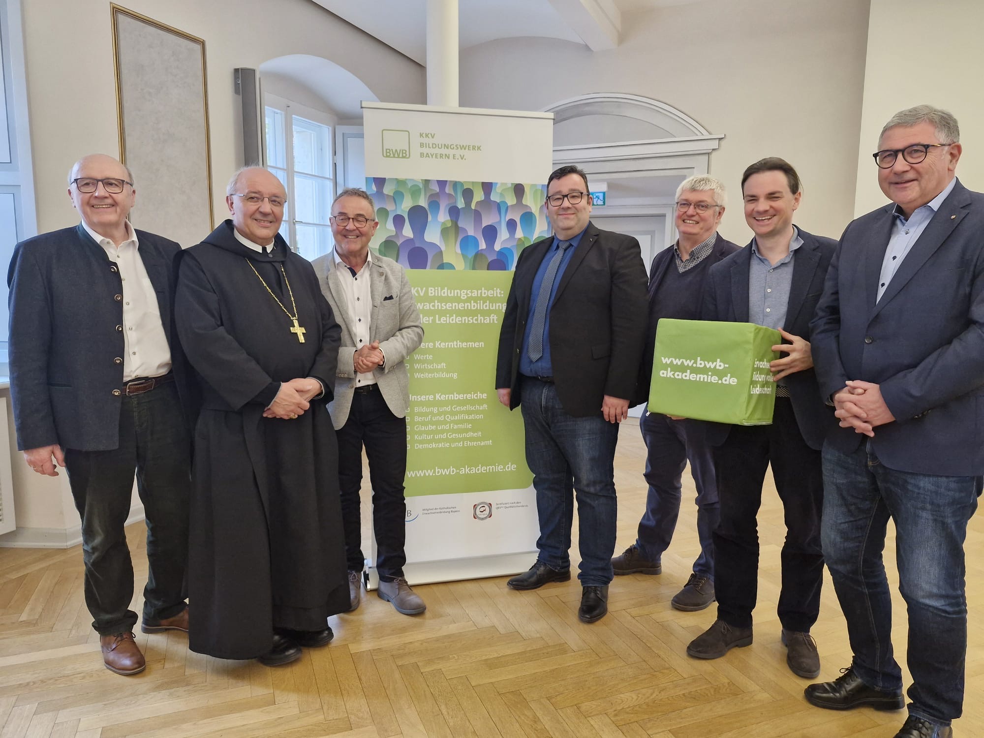 Die Weltenburger Gespräche versammelten renommierte Referenten aus zahlreichen kirchlichen Aktivitäten. Mit dabei auch Landrat Martin Neumeyer aus Kelheim (v.l.n.r.) zusammen mit Abt Thomas Freihart, OSB,  Wolfgang Duschl vom Caritasverband der Diözese Passau, Dr. Markus Eberhardt, Leiter der Gisela Schulen, Prof. Dr. Hans Mendl vom Lehrstuhl für Religionspädagogik an der Universität Passau, der Weltpräsident der Fremdenführer, Sebastian Frankenberger sowie KKV-Landesvorsitzender Prof. Georg Steiner