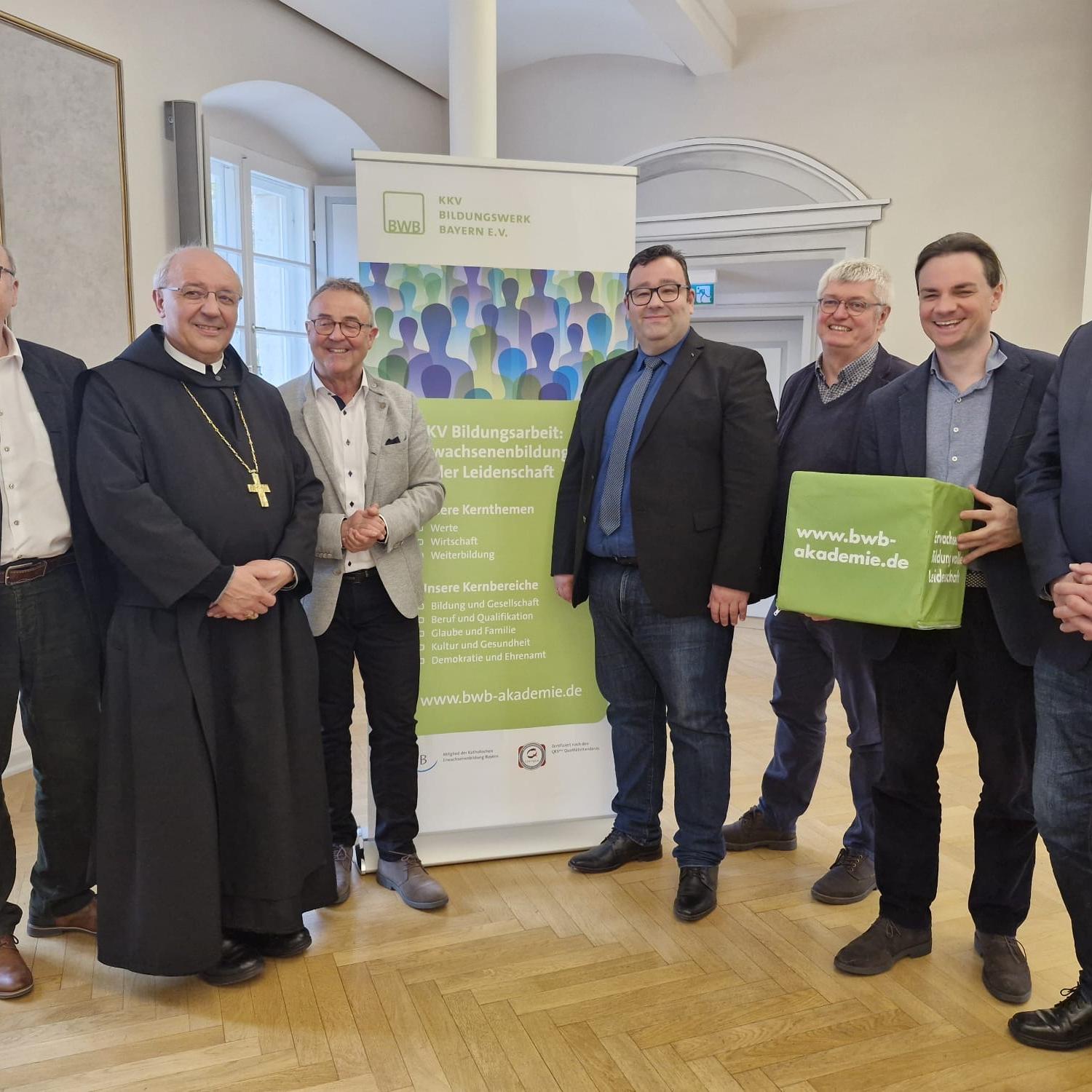 Die Weltenburger Gespräche versammelten renommierte Referenten aus zahlreichen kirchlichen Aktivitäten. Mit dabei auch Landrat Martin Neumeyer aus Kelheim (v.l.n.r.) zusammen mit Abt Thomas Freihart, OSB,  Wolfgang Duschl vom Caritasverband der Diözese Passau, Dr. Markus Eberhardt, Leiter der Gisela Schulen, Prof. Dr. Hans Mendl vom Lehrstuhl für Religionspädagogik an der Universität Passau, der Weltpräsident der Fremdenführer, Sebastian Frankenberger sowie KKV-Landesvorsitzender Prof. Georg Steiner