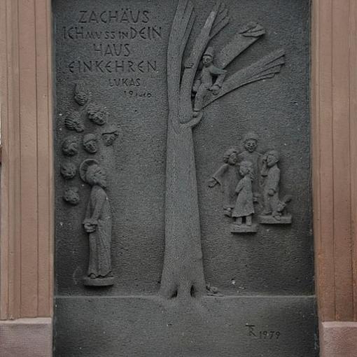 Zachäusplatte von Titus Reinharz am Pfarrhaus zu Marmagen (Eifel)
