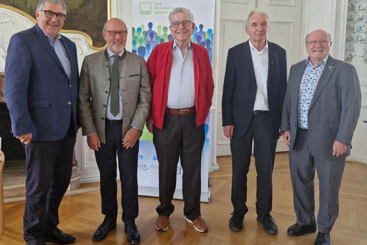 Unser Bild zeigt die Redner der Abschlussmatinee des KKV-Hirschberg-Forums v.l.n.r. KKV-Landesvorsitzenden Prof. Georg Steiner, KKV-Bundesvorsitzenden Josef Ridders, Staatsminister a.D. Dr. Thomas Goppel, Domvikar Pius Schmidt und den stellvertretenden Vorsitzenden des KKV-Bildungswerkes Klaus-Dieter Engelhardt