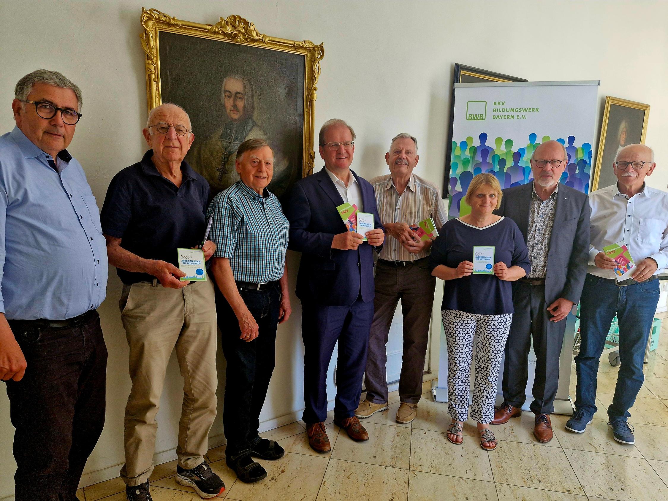 Von links: Vorsitzender des KKV Bayern Georg Steiner (Passau), die Revisoren Dr. Fritz Franke (Erlangen) und Bert-hold Diehl (Aschaffenburg), stv. Vorsitzender Jakob Berger (München), Vorsitzender Uwe Scherzer (Nürnberg); Schatzmeisterin Christine Engelhardt (Gundelsheim), Vorsitzender des KKV Bundesverbandes Josef Ridders (Greven), stv. Bürgermeister von Beilngries Anton Grad.