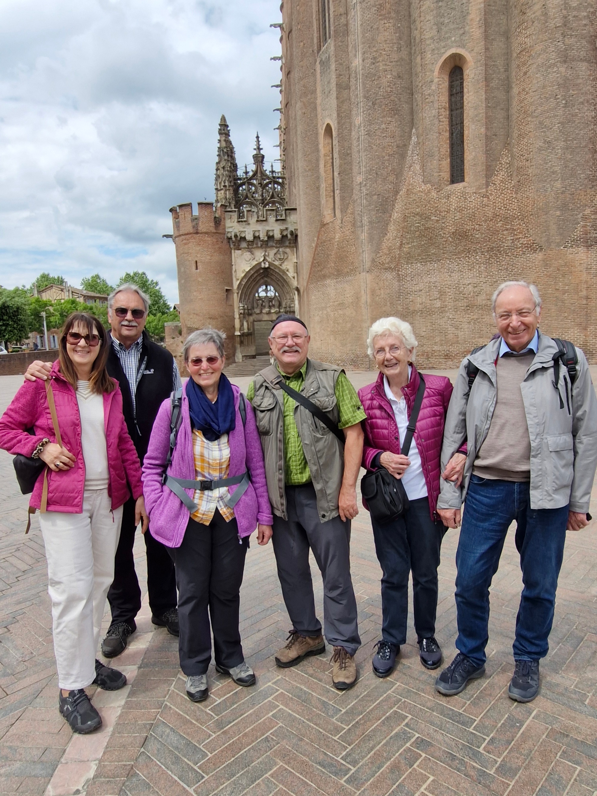 Ingolstädter und Münchner KKVer vor der Sankt-Cäcilia-Kathedrale in Albi Von links/ Ehepaar Textor, Ehepaar Engelhardt, Ehepaar Bosse