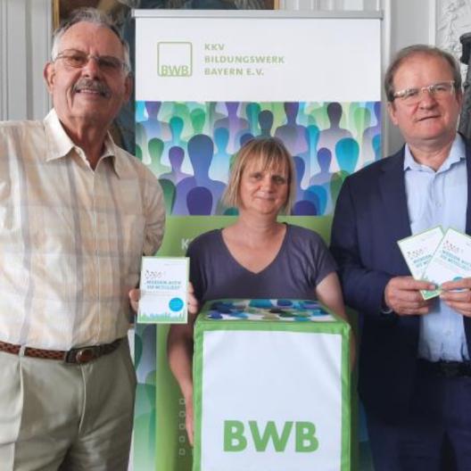 Der Vorstand wirbt für neue Mitglieder Von Links / Vorsitzende Uwe Scherzer (Nürnberg); Schatzmeisterin Christine Engelhardt (Gundelsheim), stv. Vorsitzende Jakob Berger (München